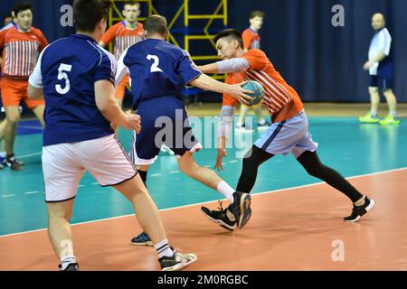 Orenburg, Russland - 12. Februar12, 2018 Jahr: Jungen spielen im Handball Internationales Handballturnier in Erinnerung an den ersten Gouverneur der Provinz Orenburg Stockfoto