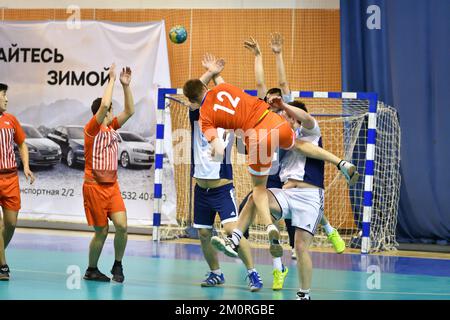 Orenburg, Russland - 12. Februar12, 2018 Jahr: Jungen spielen im Handball Internationales Handballturnier in Erinnerung an den ersten Gouverneur der Provinz Orenburg Stockfoto