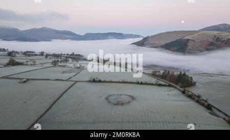 Keswick, Großbritannien. 08.. Dezember 2022. Am frühen Morgen können Wanderer die Aussicht in einer frostigen Morgendämmerung genießen, während der Vollmond am Castlerigg Stone Circle in Keswick The Lake District, Cumbria, Großbritannien, 8.. Dezember 2022 untergeht (Foto von Mark Cosgrove/News Images) *besondere Anmerkung: Foto eines CAA A2CofC-ausgebildeten Drohnen-Piloten in Keswick, Vereinigtes Königreich am 12/8/2022. (Foto: Mark Cosgrove/News Images/Sipa USA) Guthaben: SIPA USA/Alamy Live News Stockfoto