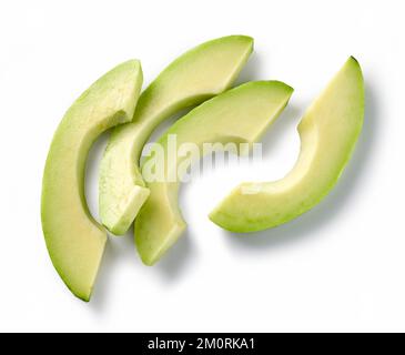 Frische rohe Avocado-Scheiben isoliert auf weißem Hintergrund, Draufsicht Stockfoto