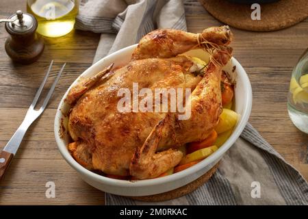 Gebratenes Hähnchen und Gemüse auf einem Holzküchentisch Stockfoto