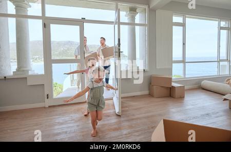 Neue Höhen erreichen. Eine junge Familie, die in ihr neues Zuhause zieht. Stockfoto