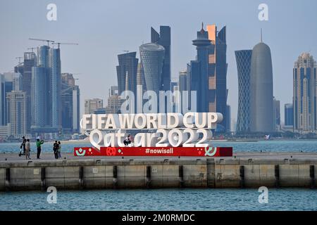 Eindrücke aus Doha/Katar am 7.. Dezember 2022. Skyline, Hochhauer der West Bay mit Schriftzug. Fußball-Weltmeisterschaft 2022 in Katar ab 20,11. - 18.12.2022? Stockfoto