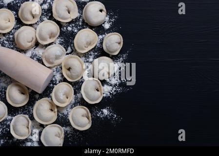 Traditionelle russische Pelmeni mit Fleisch. Frisch gebackene Rohkost Stockfoto