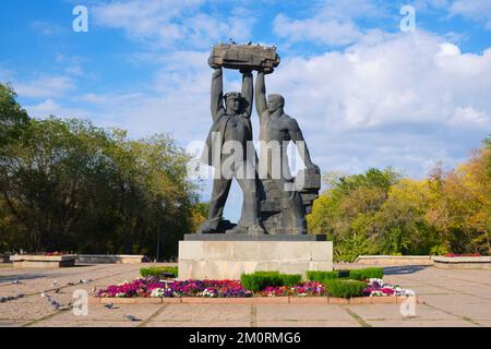 Das Wahrzeichen Miner's Glory Monument zu Ehren aller Arbeiter in der Gegend, die in den Kohle- und Erzminen gearbeitet haben. In Karaganda, Kasachstan. Stockfoto