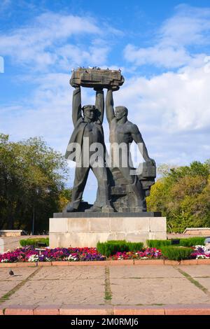 Das Wahrzeichen Miner's Glory Monument zu Ehren aller Arbeiter in der Gegend, die in den Kohle- und Erzminen gearbeitet haben. In Karaganda, Kasachstan. Stockfoto