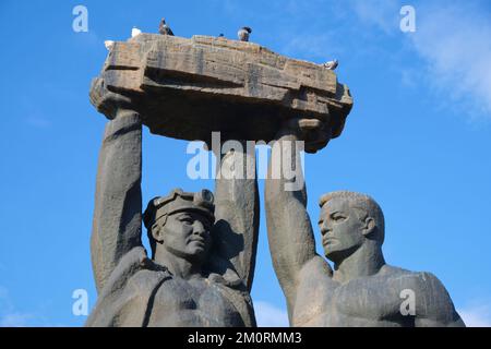 Das Wahrzeichen Miner's Glory Monument zu Ehren aller Arbeiter in der Gegend, die in den Kohle- und Erzminen gearbeitet haben. In Karaganda, Kasachstan. Stockfoto