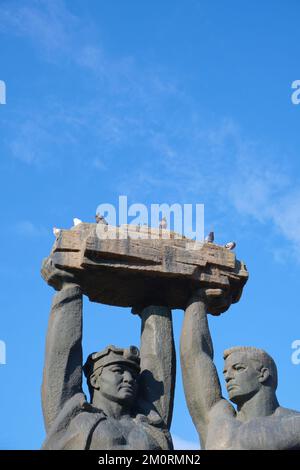 Das Wahrzeichen Miner's Glory Monument zu Ehren aller Arbeiter in der Gegend, die in den Kohle- und Erzminen gearbeitet haben. In Karaganda, Kasachstan. Stockfoto