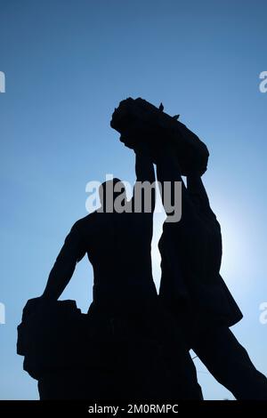 Eine Silhouette des berühmten Miner's Glory Monument zu Ehren aller Arbeiter in der Gegend, die in den Kohle- und Erzminen gearbeitet haben. In Karaganda, Kasachstan Stockfoto