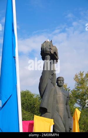 Das Wahrzeichen Miner's Glory Monument zu Ehren aller Arbeiter in der Gegend, die in den Kohle- und Erzminen gearbeitet haben. Die bunten Flaggen sind für den Bergmann Stockfoto