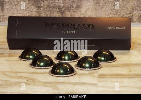 Nespresso Vertuo Pop Maschine Il Caffe Aluminiumpods mit Box und Logo für Espresso-Tropfkaffee. Stockfoto