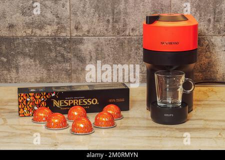 Automatische Nespresso Vertuo Pop Maschine zur Zubereitung von Espresso mit Aluminiumkapseln. Gewürzkapseln aus Metall um die Kaffeemaschine von Krups. Stockfoto