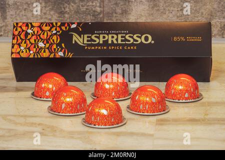 Nespresso Vertuo Pop Maschine Kürbis Gewürzkuchen Aluminiumpods mit Box und Logo für Espresso-Tropfkaffee. Stockfoto