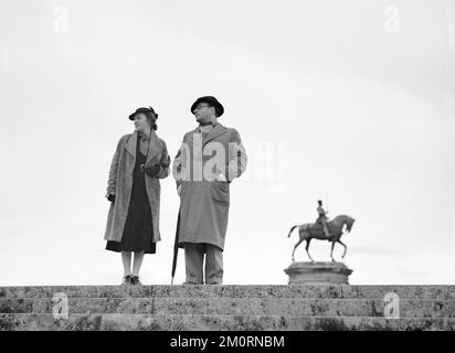Willem van de Poll - man Herman und Elka Schrijver im Park des Chateau de Chantilly mit der Reiterstatue von Anne de Montmorency - 1937 Stockfoto