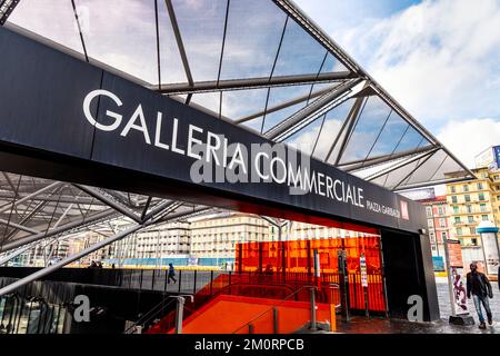 Einkaufszentrum Galleria Piazza Garibaldi in Neapel, Italien Stockfoto