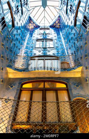 Innenraum der Terrasse der Lichter Oberlicht in Casa Batlló von Antoni Gaudi, Barcelona, Spanien Stockfoto