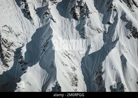 Nahaufnahme schneebedeckter Hügel in Osterreichischen Alpen Stockfoto