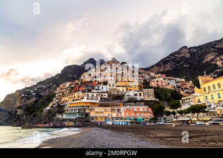 Malerischer Blick auf farbenfrohe Häuser in der hügeligen Stadt Positano bei Sonnenuntergang, Positano, Kampanien, Italien Stockfoto
