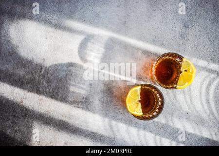 Blick von oben auf zwei Gläser Cognac mit Zitronenscheiben Stockfoto