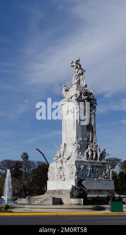 Eine wunderschöne Aufnahme des Denkmals der Magna Charta und der vier Regionen Argentiniens unter blauem Himmel Stockfoto