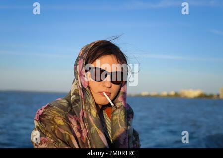 Nahaufnahme einer jungen Frau, die raucht Stockfoto