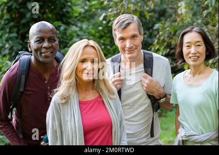 Eine vielfältige Gruppe von Freunden mittleren Alters, die sich im Freien amüsieren Stockfoto