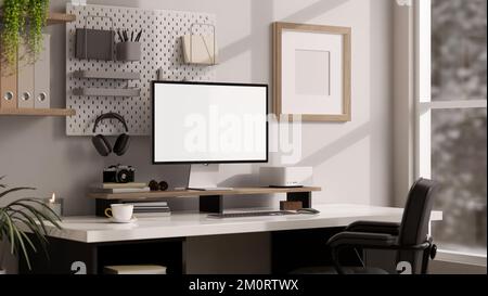 Seitenansicht eines modernen, hellen Büroarbeitsplatzes oder Studioeinrichtung mit Computermodell und Dekor auf Tisch, Kopfhörern und Büromaterial auf Weiß Stockfoto