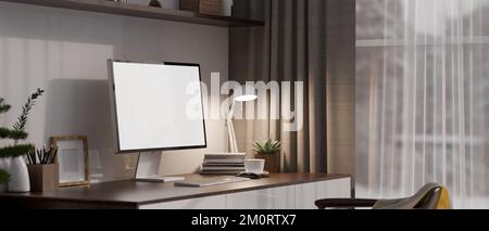 Seitenansicht eines modernen, zeitgenössischen Arbeitsbereichs mit Desktop-PC-Modell und Zubehör auf dem Tisch neben dem Fenster mit zweischichtigem Cu Stockfoto