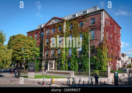 Dublin, Irland - 16. September 2022: Georgisches rotes Backsteingebäude mit Efeu bedeckt, in dem das Unternehmen Glandore untergebracht ist. Stockfoto