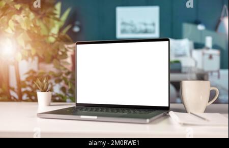 Laptop mit leerem Bildschirm auf dem Schreibtisch Stockfoto