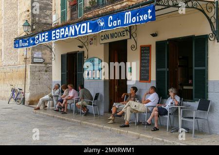 Gäste genießen Getränke im Freien im Café Can Moixet auf dem Platz in der Altstadt von Pollensa, Mallorca, Spanien. Stockfoto