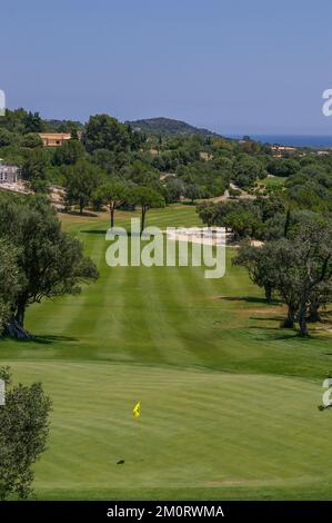 Blick über den Pollensa Golf Club an einem sonnigen Sommertag, Pollensa, Mallorca, Spanien. Stockfoto