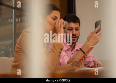 Schöne Geschäftsleute unterhalten sich nach der Arbeit auf der Terrasse der Cafeteria Stockfoto