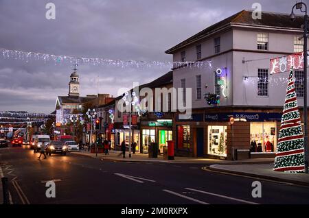 Sehen Sie die High Street und Fore Street mit hübschen Weihnachtsdekorationen bei Nacht, Chard, Somerset, Großbritannien, Europa. Stockfoto