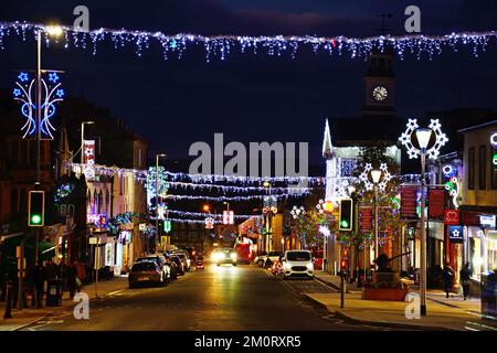 Sehen Sie die High Street und Fore Street mit hübschen Weihnachtsdekorationen bei Nacht, Chard, Somerset, Großbritannien, Europa. Stockfoto