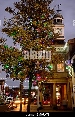 Sehen Sie die High Street und Fore Street mit hübschen Weihnachtsdekorationen bei Nacht, Chard, Somerset, Großbritannien, Europa. Stockfoto