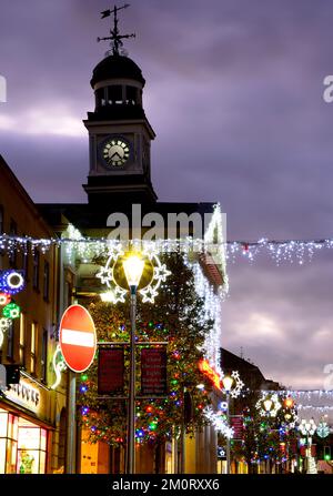 Sehen Sie die High Street und Fore Street mit hübschen Weihnachtsdekorationen bei Nacht, Chard, Somerset, Großbritannien, Europa. Stockfoto