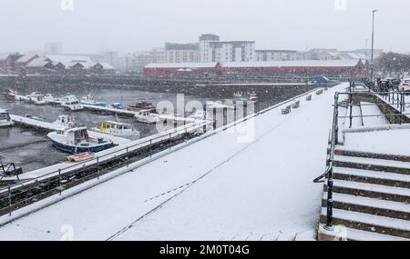 Edinburgh, Schottland, Vereinigtes Königreich, 8.. Dezember 2022. UK Weather: In der Hauptstadt schneit es. Abbildung: Schwere Schneefälle im Hafen von Newhaven am Kai und Boote, die im Hafen festgemacht sind. Kredit: Sally Anderson/Alamy Live News Stockfoto