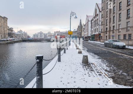 Edinburgh, Schottland, Vereinigtes Königreich, 8.. Dezember 2022. UK Weather: In der Hauptstadt schneit es. Abbildung: Schnee fällt auf dem Bürgersteig an der Küste von Leith neben dem Wasser des Leith River. Kredit: Sally Anderson/Alamy Live News Stockfoto