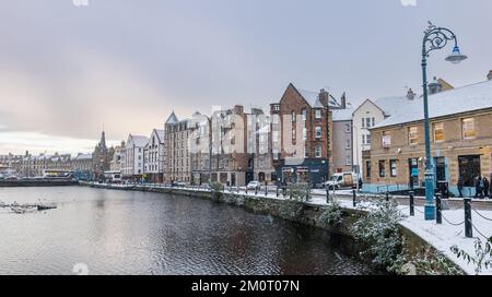 Edinburgh, Schottland, Vereinigtes Königreich, 8.. Dezember 2022. UK Weather: In der Hauptstadt schneit es. Abbildung: Schnee fällt auf dem Bürgersteig an der Küste von Leith neben dem Wasser des Leith River. Kredit: Sally Anderson/Alamy Live News Stockfoto