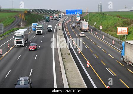 Weinsberg, Deutschland. 08.. Dezember 2022. Die Autobahn A6 in der Nähe von Weinsberg wurde nach jahrelangen Bauarbeiten auf drei Spuren erweitert. Nach fünfeinhalb Jahren Bauzeit ist die Erweiterung der A6 auf sechs Fahrspuren zwischen der Kreuzung Wiesloch/Rauenberg und der Kreuzung Weinsberg abgeschlossen. Nach Angaben der Autobahn GmbH Südwest handelt es sich hierbei um das größte Straßenbauprojekt im Südwesten, das ohne Unterbrechung des Verkehrs durchgeführt wird. Kredit: Bernd Weißbrod/dpa/Alamy Live News Stockfoto