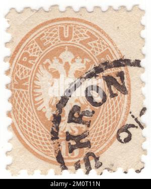 ÖSTERREICH — 1863: Ein gelb-brauner Briefstempel mit 15 Kreuzer, der den Wappen der österreichischen Monarchie darstellt. Der doppelköpfige Adler des herrschenden Hauses Habsburg-Lothringen wurde von den kaiserlichen und königlichen Institutionen Österreichs-Ungarns oder der Doppelmonarchie benutzt. Der Doppeladler (oder Doppeladler) ist eine Belastung, die mit dem Konzept des Empire zusammenhängt. Die meisten modernen Verwendungen des Symbols stehen direkt oder indirekt in Zusammenhang mit seiner Verwendung durch das verstorbene Byzantinische Reich, ursprünglich ein dynastisches Emblem des Palaiologoi Stockfoto