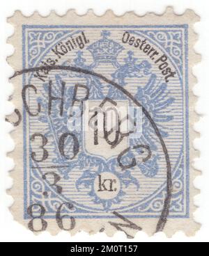 ÖSTERREICH — 1883: Eine blaue Briefmarke von 10 Kreuzer, die den Wappen der österreichischen Monarchie darstellt. Der doppelköpfige Adler des herrschenden Hauses Habsburg-Lothringen wurde von den kaiserlichen und königlichen Institutionen Österreichs-Ungarns oder der Doppelmonarchie benutzt. Der Doppeladler (oder Doppeladler) ist eine Belastung, die mit dem Konzept des Empire zusammenhängt. Die meisten modernen Verwendungen des Symbols stehen direkt oder indirekt in Zusammenhang mit seiner Verwendung durch das verstorbene Byzantinische Reich, ursprünglich ein dynastisches Emblem des Palaiologoi Stockfoto