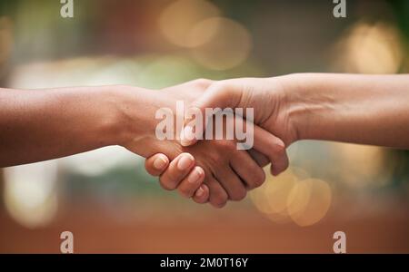 Handschlag, Nahaufnahme und Partnerschaft für Vertrag, Vereinbarung und Teamarbeit. Vertrauen, Unterstützung und Händeschütteln für B2B-Kommunikation, Zusammenarbeit und Stockfoto