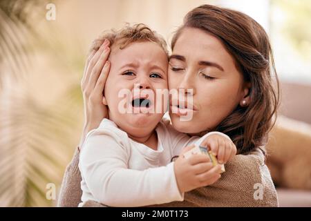 Der Himmel auf Erden sieht meinen Jungen an. Eine Frau, die ihr Baby zu Hause tröstet. Stockfoto