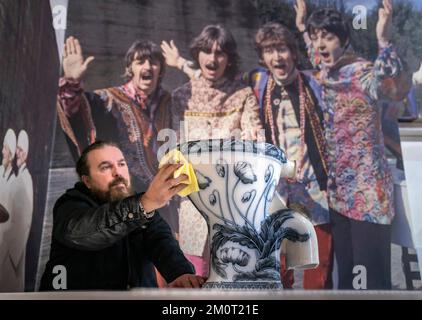 Roag Best poliert John Lennons Toilette von seinem Tittenhurst Estate in Berkshire, wo er 1971 mit Yoko Ono lebte, bevor das Objekt im Liverpool Beatles Museum ausgestellt wurde. Foto: Donnerstag, 8. Dezember 2022. Stockfoto