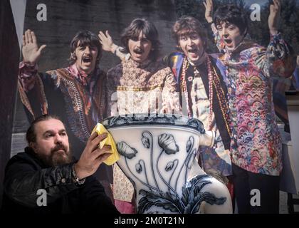 Roag Best poliert John Lennons Toilette von seinem Tittenhurst Estate in Berkshire, wo er 1971 mit Yoko Ono lebte, bevor das Objekt im Liverpool Beatles Museum ausgestellt wurde. Foto: Donnerstag, 8. Dezember 2022. Stockfoto