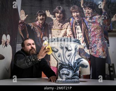 Roag Best poliert John Lennons Toilette von seinem Tittenhurst Estate in Berkshire, wo er 1971 mit Yoko Ono lebte, bevor das Objekt im Liverpool Beatles Museum ausgestellt wurde. Foto: Donnerstag, 8. Dezember 2022. Stockfoto