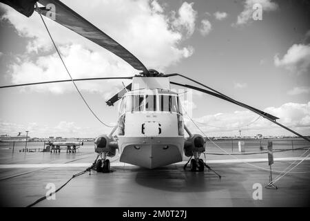 Eine Graustufenaufnahme eines Hubschraubers auf der USS Yorktown Stockfoto