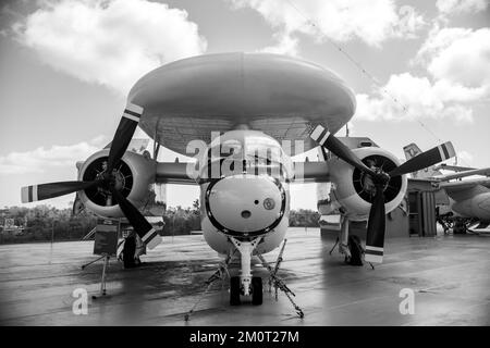 Ein Graustufenfoto eines Flugzeugs auf der USS Yorktown am Patriots Point Stockfoto